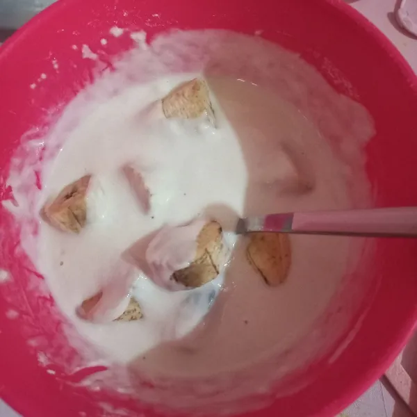 Celupkan satu-persatu pisang di adonan basah.