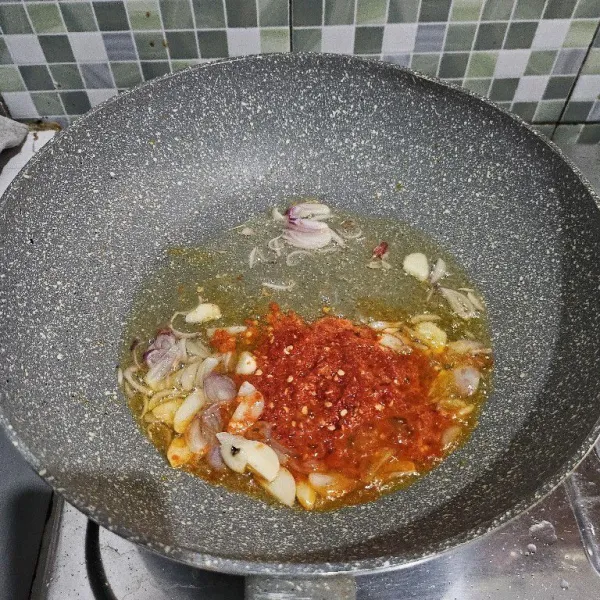 Masukkan bumbu halus.