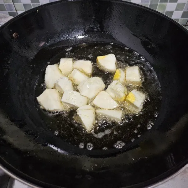Goreng putih telur dalam minyak panas hingga sedikit berkulit, lalu tiriskan.