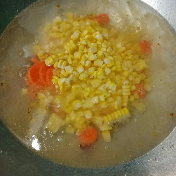 Masukkan jagung dan wortel, masak hingga matang.