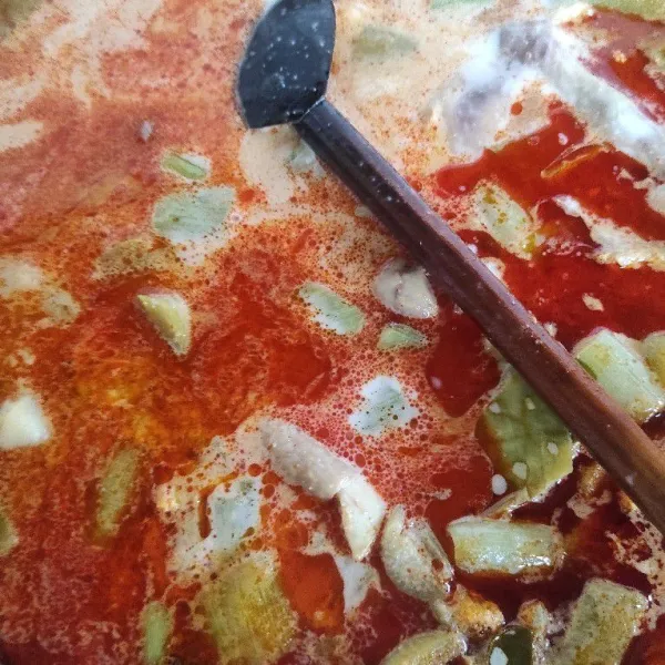Masukkan santan dan masak hingga mendidih dan semua bahannya empuk.