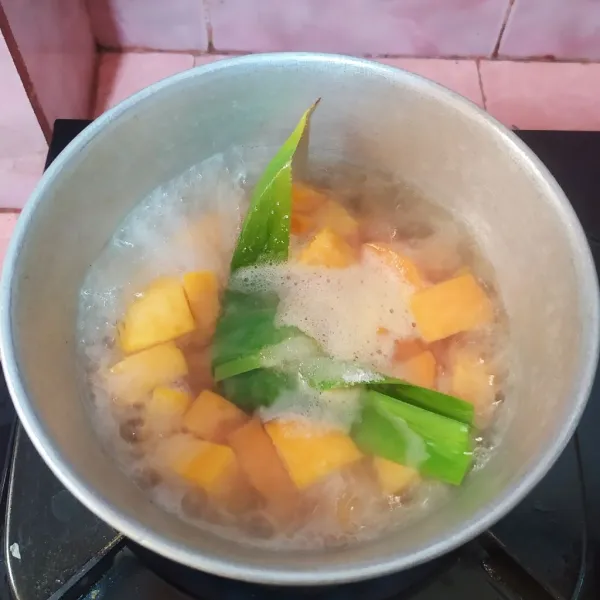 Rebus ubi bersama gula, garam dan daun pandan.