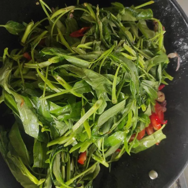 Masukkan kangkung aduk rata.