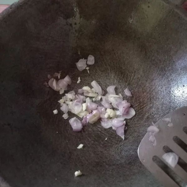 Tumis bawang hingga harum.