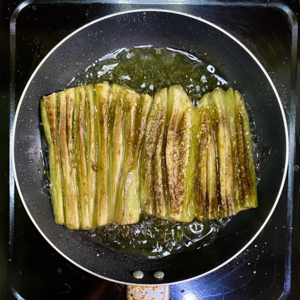 Goreng terong hingga kecokelatan pada kedua sisi.