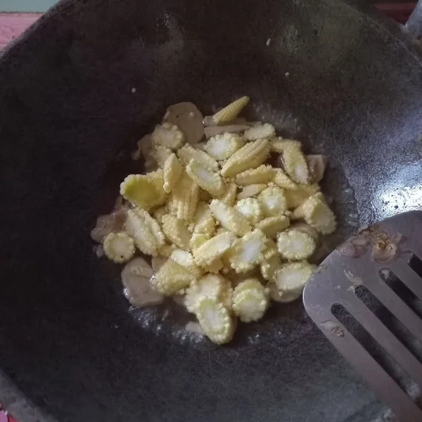 Masukkan air, tunggu hingga panas, kemudian masukkan telur dan jagung semi. Masak hingga matang.