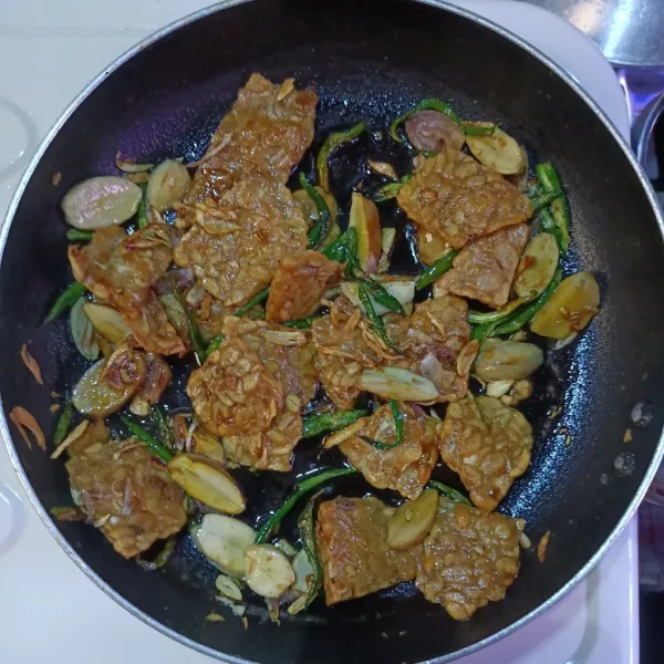 Masukkan tempe yg sudah di goreng. Koreksi rasa sajikan.