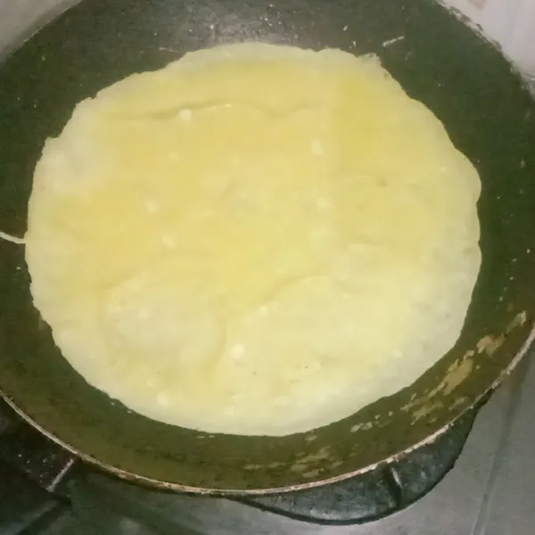 Olesi teflon dengan minyak dan masukkan adonan telur.