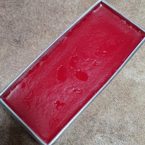 Kelurkan kue dari kukusan dan tunggu sampai benar benar dingin sebelum dikeluarkan dari loyang. Potong-potong, dan kue lapis siap disajikan.