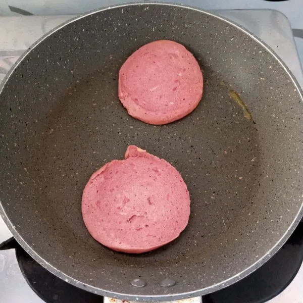 Olesi teflon dengan margarin. Masukkan smoked beef. Panggang sampai berubah warna.