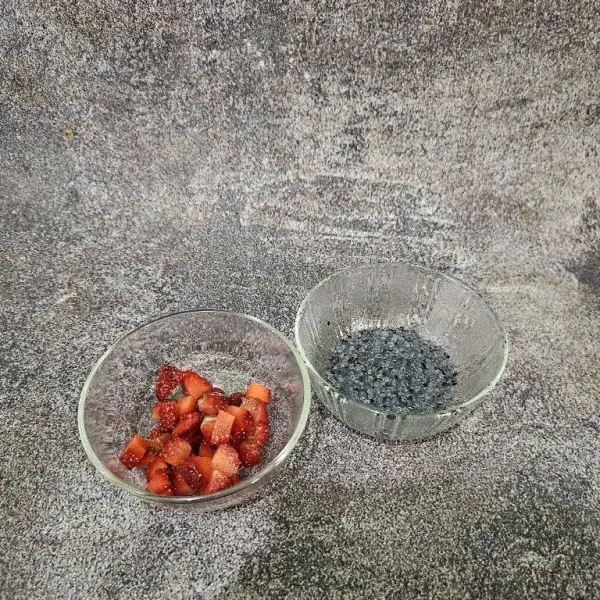 Potong kecil-kecil strawberry, sisihkan. Kemudian seduh biji selasih dengan air panas hingga mengembang.