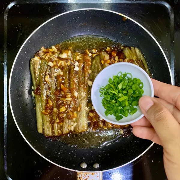 Tambahkan daun bawang.