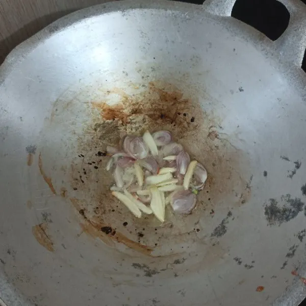 Tumis bawang merah dan bawang putih hingga beraroma harum.