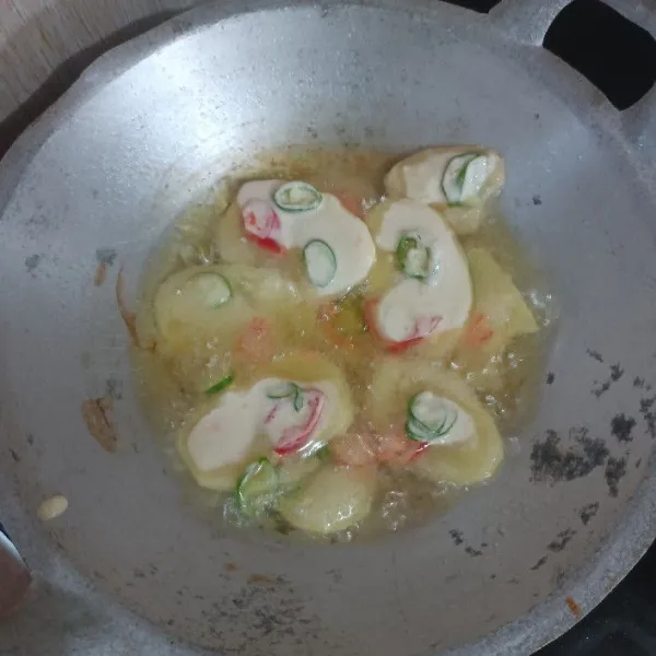 Goreng kentang dalam minyak panas, api sedang.
