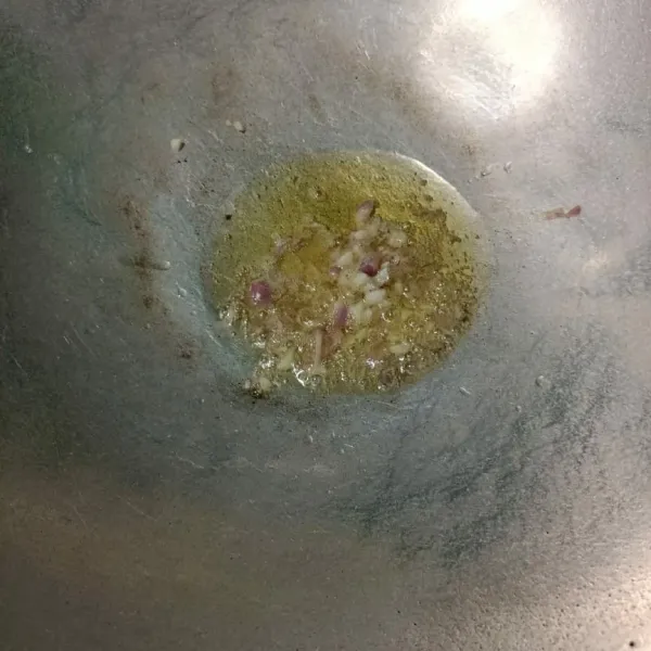 Tumis bawang merah dan bawang putih hingga harum.