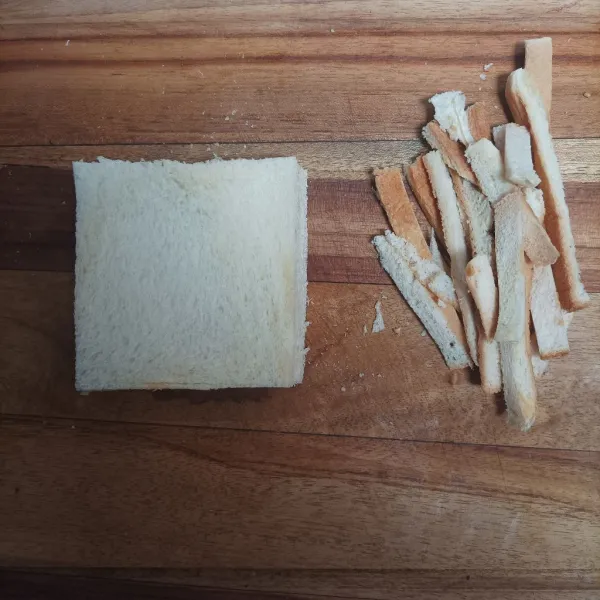 Potong pinggiran-pinggiran roti.
