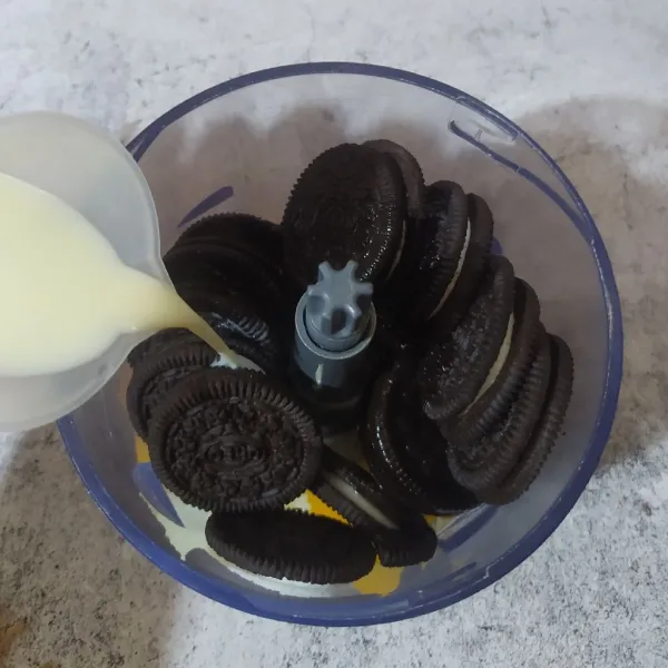 Tuang susu cair lalu blender sampai halus. Masukkan soda kue, aduk rata.
