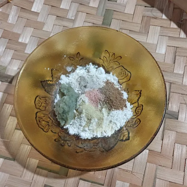 Campur terigu dengan bawang putih, ketumbar, lada, kaldu jamur, garam, gula. Aduk rata. Tambahkan air, aduk hingga kental sekali.