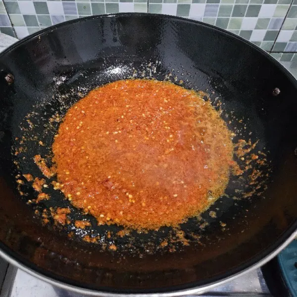 Tumis bumbu halus hingga wangi.