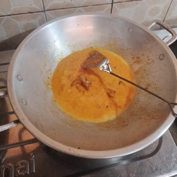 Masukkan santan, garam, kaldu bubuk, dan gula. Biarkan mendidih sambil sesekali diaduk.