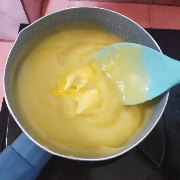 Masukkan butter, aduk rata.