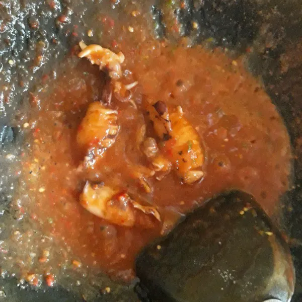 Masak hingga bumbu menyerap semua. Lalu taburkan wijen dan sajikan bersama selada.