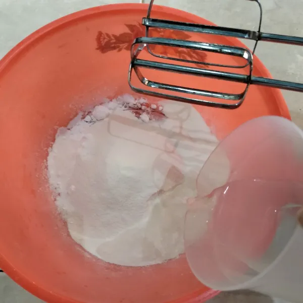 Langkah pertama kita buat whipped cream dengan air dingin kocok hingga kaku.