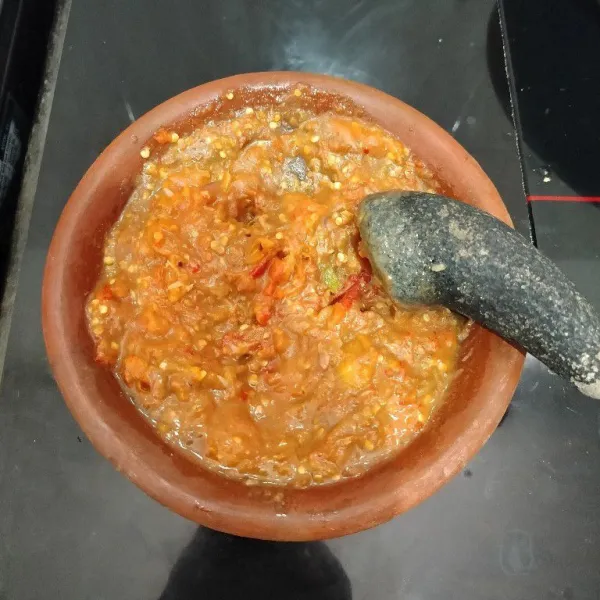 Kemudian tuang bahan sambal ke dalam cobek dan haluskan.