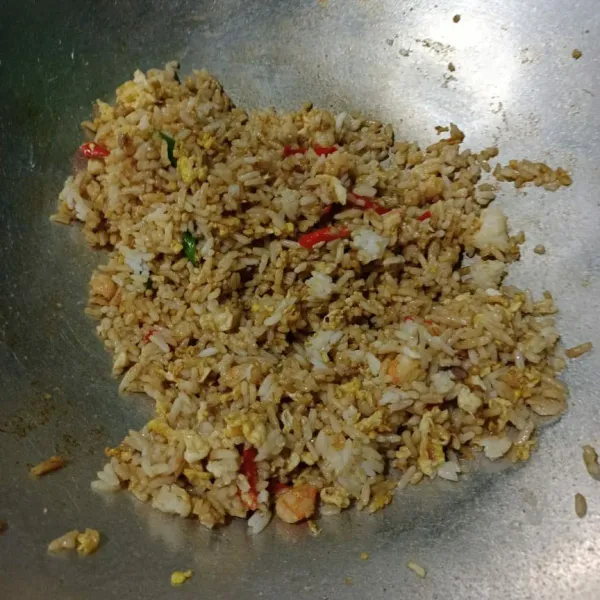 Masak hingga nasi goreng sedikit mengering.