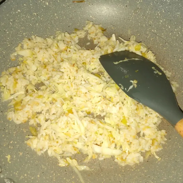 Bubuhi garam dan kaldu bubuk, aduk-aduk. Matikan api dan koreksi rasa. Siap disajikan.