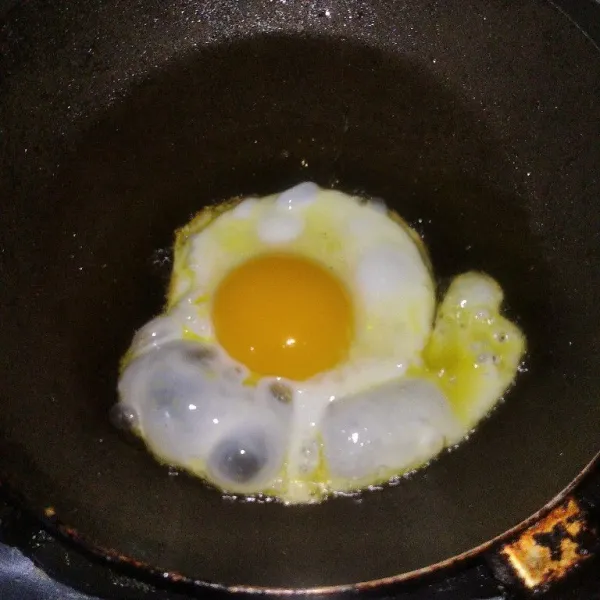 Ceplok semua telur, kemudian sisihkan.