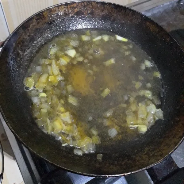 Tambahkan gula palem, perasan jeruk lemon, air, dan garam. Aduk rata.
