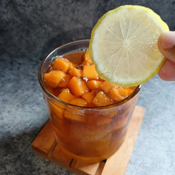 Tambahkan irisan lemon dan aduk rata sebelum disajikan.