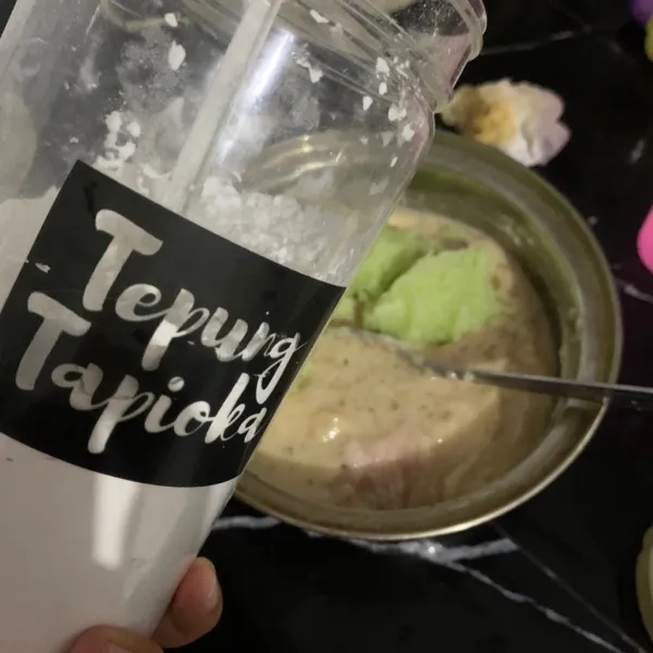 Campurkan adonan ayam, labu, tepung tapioka.