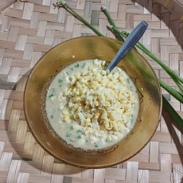 Masukkan jagung manis, aduk rata.