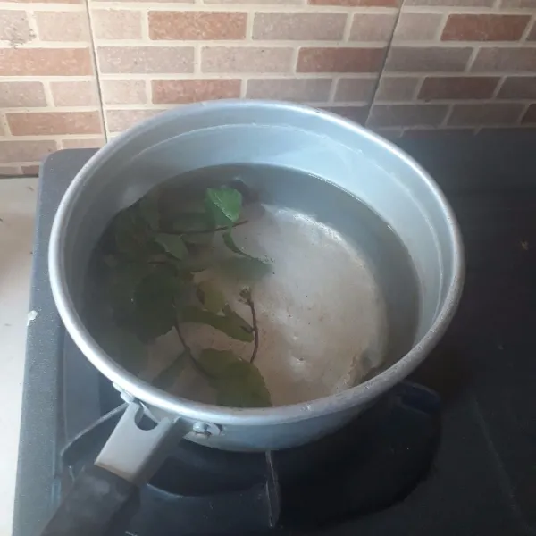Rebus air dan daun mint hingga mendidih.