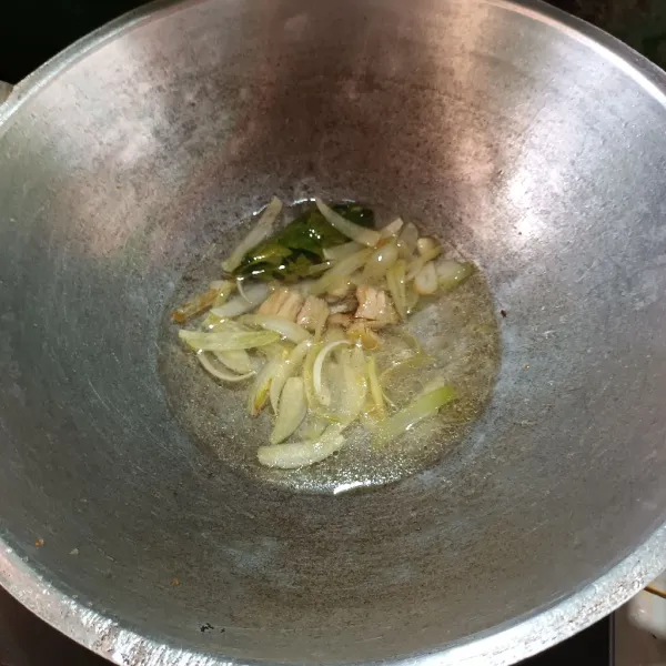 Tumis bawang bombay, bawang putih, daun salam dan lengkuas sampai harum dan tambahkan air. Biarkan sampai mendidih.