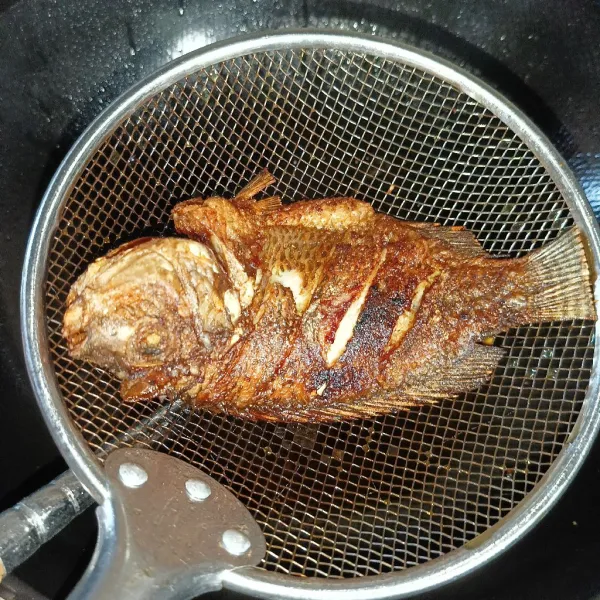 Goreng ikan sampai matang, angkat dan tiriskan.