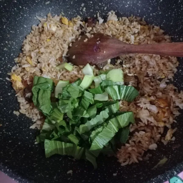 Terakhir, masukkan irisan pokcoi, masak sebentar hingga sayuran layu. Siap disajikan.