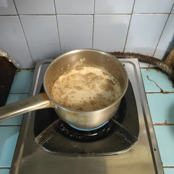 Masak semua bahan lapisan coklat muda hingga mendidih. Matikan api.