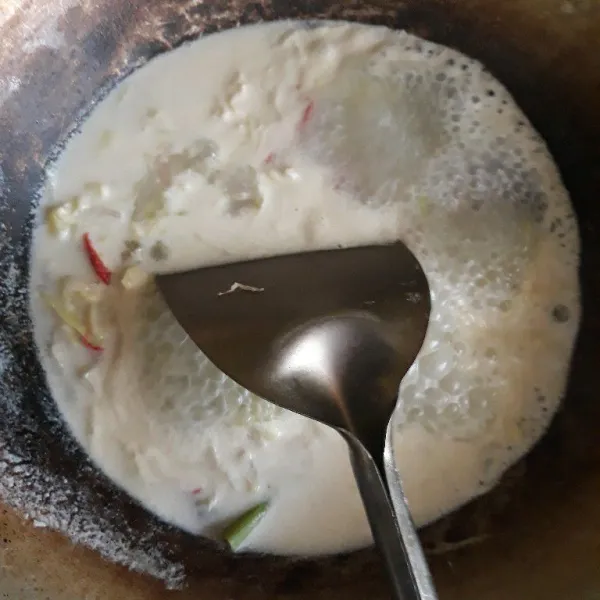 Tambahkan kaldu dan garam. Aduk rata sampai mendidih dan matang.