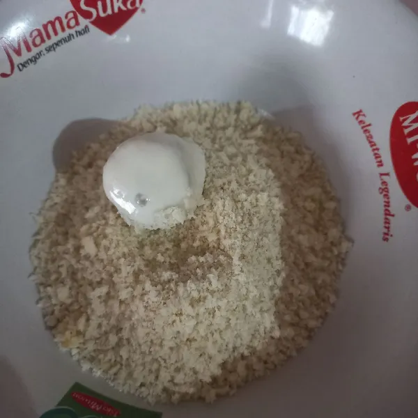 Balurkan pisang di tepung panir hingga rata.