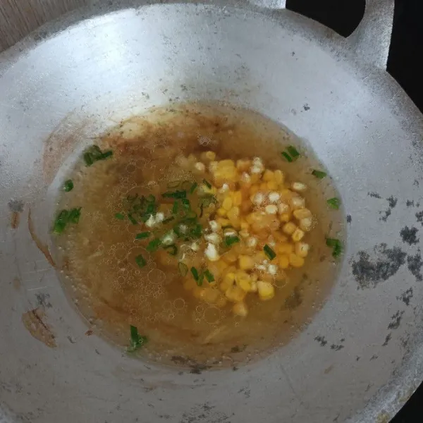 Lalu setelah itu masukkan jagung.