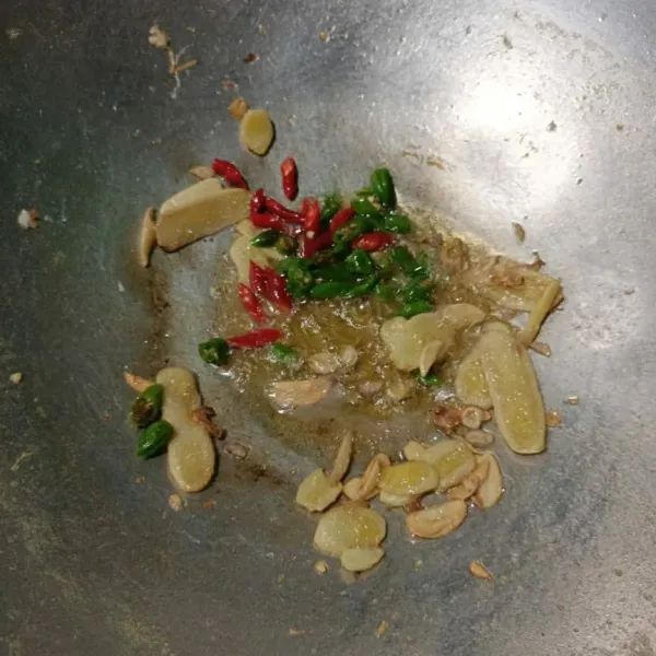 Masukkan cabe merah dan cabe rawit, tumis sebentar.