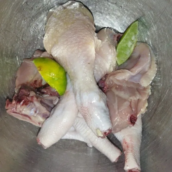 Cuci bersih daging ayam yang sudah dipotong-potong, lalu beri air perasan jeruk nipis, aduk rata, diamkan sekitar 10 menit.