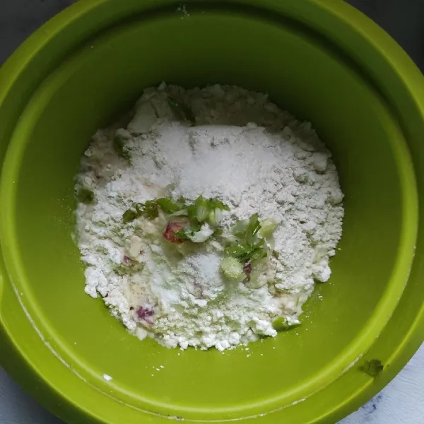 Dalam satu wadah, masukkan tepung tapioka, tepung terigu, garam, bumbu halus dan potongan daun bawang.