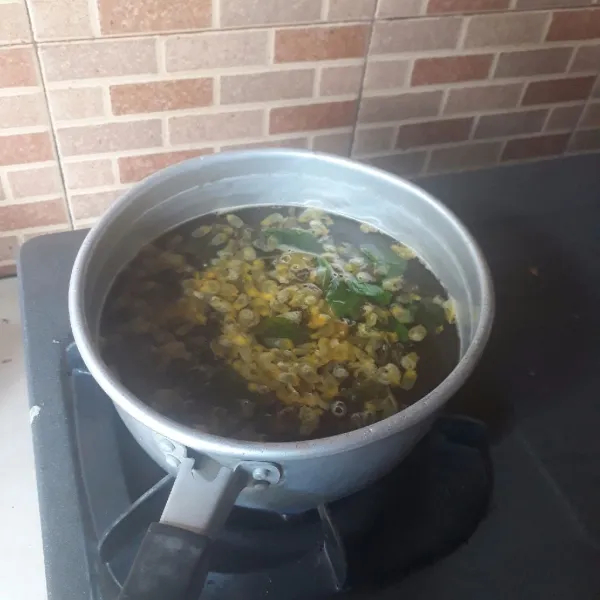 Masukkan markisa, masak hingga mendidih.