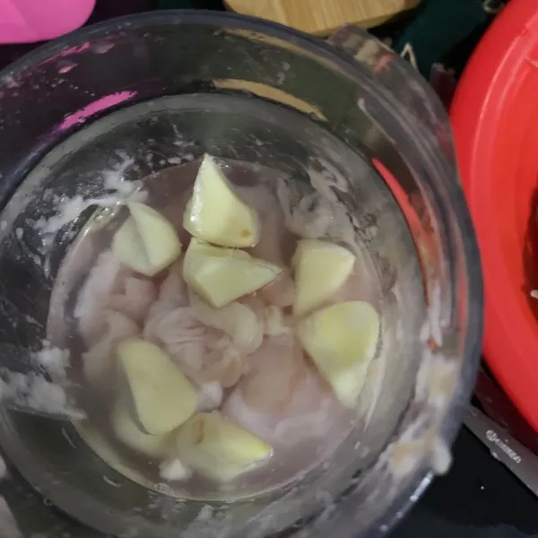 Blender kasar ayam dengan bawang putih.