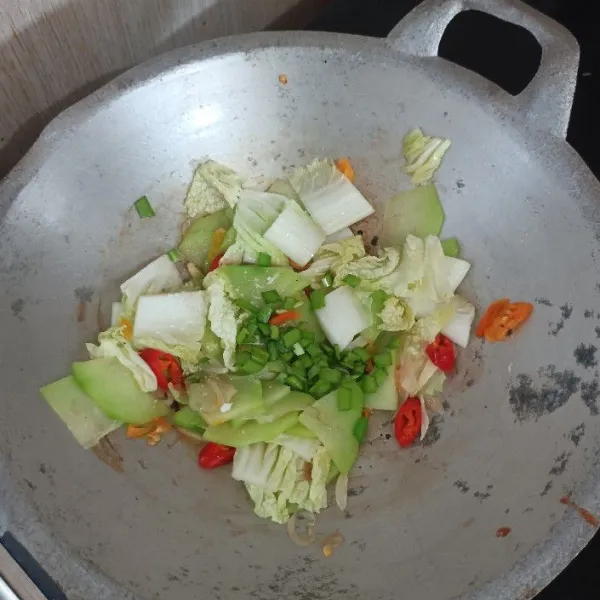 Terakhir saat hendak diangkat, masukkan daun kucai.