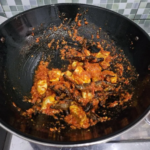 Aduk hingga tercampur rata, kemudian sajikan di atas piring saji.